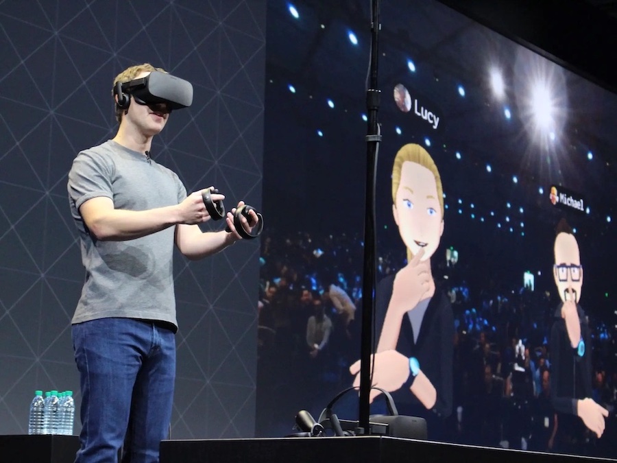 Mark Zuckerberg demostrando cómo funcionan la realidad virtual