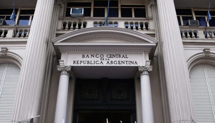 El BCRA prohibió a los bancos argentinos vender criptomonedas
